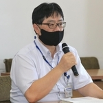 光本圭佑尼崎市議の告訴について説明する中嶋成介・尼崎市議会事務局長＝５日午後、尼崎市役所（撮影・斎藤雅志）