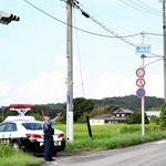 信号の消えた交差点で、手信号で交通整理をする警察官＝５日午後、三木市細川町細川中