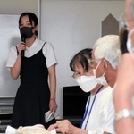原爆胎内被爆者全国連絡会が主催した集会で、思いを語る関西学院大４年の貞岩しずくさん＝５日午後、広島市東区