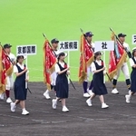 入場行進する社の後藤剣士朗主将（後列左から３人目）ら、出場校の主将たち＝６日午前、西宮市の甲子園球場（撮影・中西幸大）