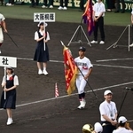 入場行進する社の後藤剣士朗主将（中央）ら、出場校の主将たち＝６日午前、西宮市の甲子園球場（撮影・中西幸大）