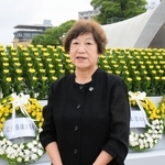平和記念公園の式典に初めて参加した浜口幸子さん＝６日午前、広島市中区中島町