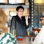 客と話すＢＥＡさん。明るい笑顔からその過去は想像できない＝神戸市中央区加納町４