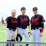 現役引退後、ＪＲ駅員として働きながら職場の草野球チームで汗を流す大前佑輔さん（中央）＝本人提供