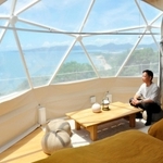 ドームテントの室内。カーテンを開けると瀬戸内海の絶景が広がる＝赤穂市御崎