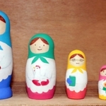 ロシア出身の夫を持つ平野陽子さんらが制作したマトリョーシカが会場に並ぶ＝神戸市中央区元町通３、花森書林