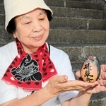 太平洋戦争でソ連軍が侵入した樺太で、いとこ２人を亡くした高濱光永さん。僧侶を表現したマトリョーシカを作った。「敵も味方もない」と平和を祈る＝神戸市兵庫区上祇園町、祇園神社