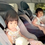 マイカーに二つ並んで取り付けたチャイルドシート。双子を育てると、さまざまな育児用品が同時に二つ必要になる