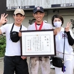兵庫大会決勝後の福谷宇楽選手（中央）と母の文さん（右）、兄の陽向さん＝７月２８日、神戸市須磨区、ほっともっとフィールド神戸（家族提供）