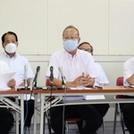 告訴状を提出した明石市議らが会見を開いた＝明石市相生町２