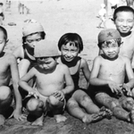 松井清さん（右）ときょうだい。新潟の海に家族で遊びに行った際に撮影された（松井さん提供）