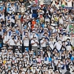 初戦突破した社ナインに盛大な拍手を送るアルプススタンドの応援団＝９日午後、西宮市の甲子園球場（撮影・秋山亮太）