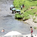 夢前川に足首まで漬かりながら食事を楽しむ家族連れら＝姫路市夢前町山之内