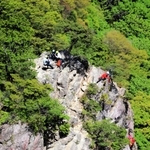 険しい岩山に登るクライマー＝姫路市夢前町山之内