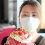 凍ったイチゴをそのまま削った「まるっぽかき氷」＝姫路市夢前町宮置