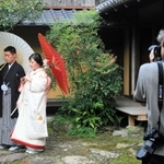 「旧難波酒造」の庭でポーズをとる吉川さん夫妻＝神河町中村