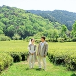 茶畑をバックに愛を誓う野村さん夫妻＝神河町吉冨