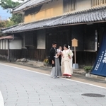 国登録有形文化財「旧難波酒造」の前で写真を撮ってもらう吉川さん夫妻＝神河町中村