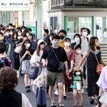 帰省や旅行で新幹線を利用する家族連れら＝１１日午前、神戸市中央区加納町１、ＪＲ新神戸駅（撮影・長嶺麻子）