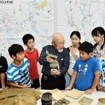 子どもたちに戦争体験を語る細谷寛さん＝２０１５年７月、神戸新聞社