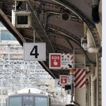 ホームの天井に設置されたスピーカーから接近メロディーが流れる＝神戸市中央区相生町３、ＪＲ神戸駅