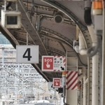 ホームの天井に設置されたスピーカーから接近メロディーが流れる＝神戸市中央区相生町３、ＪＲ神戸駅