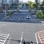 お盆休みで閑散とする神戸・三宮の市街地＝１３日午前、神戸市中央区