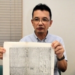 太平洋戦争中などに記された日記について説明する尾上公民館の木村浩一館長＝加古川市尾上町池田