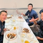 社高校ＯＢで阪神の近本光司から差し入れをされたステーキを味わう選手たち（同校提供）