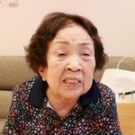 神戸大空襲の経験を語る武智優喜子さん＝尼崎市金楽寺町２