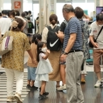 家族連れらでにぎわった神戸空港の出発ロビー。名残惜しそうに手を振る子どもの姿もあった＝１４日午後、神戸市中央区（撮影・小林良多）