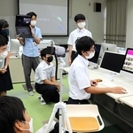手順や工夫などを発表したあと、画面で実際に使ってみせる＝宝塚市雲雀丘４