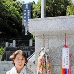 島守の塔を背に、島田叡への思いを語る島袋愛子さん＝沖縄県糸満市、県営平和祈念公園