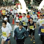 宝塚大劇場前から一斉にスタートする宝塚ハーフマラソン大会の参加者ら。３年連続で中止が決まった＝宝塚市