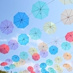 太陽の光を受け色とりどりの傘が輝いた＝淡路市夢舞台、明石海峡公園（撮影・坂井萌香）