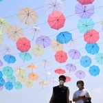 太陽の光を受け色とりどりの傘が輝いた＝淡路市夢舞台（撮影・坂井萌香）