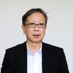 祖父の記録を手に「祖父や多くの人の無念を風化させたくない」と話す荒堀修一さん＝神戸市中央区
