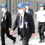 全国戦没者追悼式の会場に入る北浦基広さん（左）ら兵庫県の参列者＝１５日午前、東京・日本武道館（撮影・永見将人）