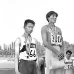 高校時代は陸上の近畿大会で朝原宣治さん（右）と並んで表彰された＝１９９０年６月、奈良市
