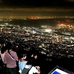 足元に広がる神戸の夜景。夕涼みに訪れる人も多かった＝１６日夜、神戸市灘区摩耶山町、掬星台（撮影・秋山亮太）