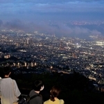 眼下に広がる夜景。涼を求めて訪れる人が見られた＝１６日夜、神戸市灘区摩耶山町