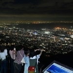 眼下に広がる夜景。涼を求めて訪れる人が見られた＝１６日夜、神戸市灘区摩耶山町