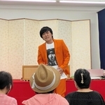 ネタを披露するふじいもやしさん＝七福座