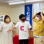 ふじいもやしさん（中央）が取り入れたゲームコーナーに参加する代走みつくにさん（右）とちょっきんさん＝七福座