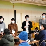 駅西地区の活性化案を発表する三木健司さん（右奥）ら「ひめじ基地」メンバーたち＝姫路市南町