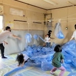 「プチプチ」を使って遊ぶ子どもたち＝姫路市久保町