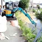 大雨の影響で道路とガードレールが損傷した市道＝川西市平野２
