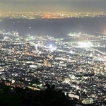 夜景スポットとして人気が高い「掬星台」。星をちりばめたかのように眼下の街が輝いていた＝１６日夜、神戸市灘区摩耶山町（撮影・秋山亮太）