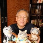 童話の主人公マルを題材にした陶芸作品を手にする森本秀男さん＝加東市上中