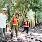 マウンテンバイクコース設置の仕掛け人である明延区の小林史朗区長（左）と、やぶマウンテンバイカーズサポートの村山千春代表（中央）＝養父市大屋町明延